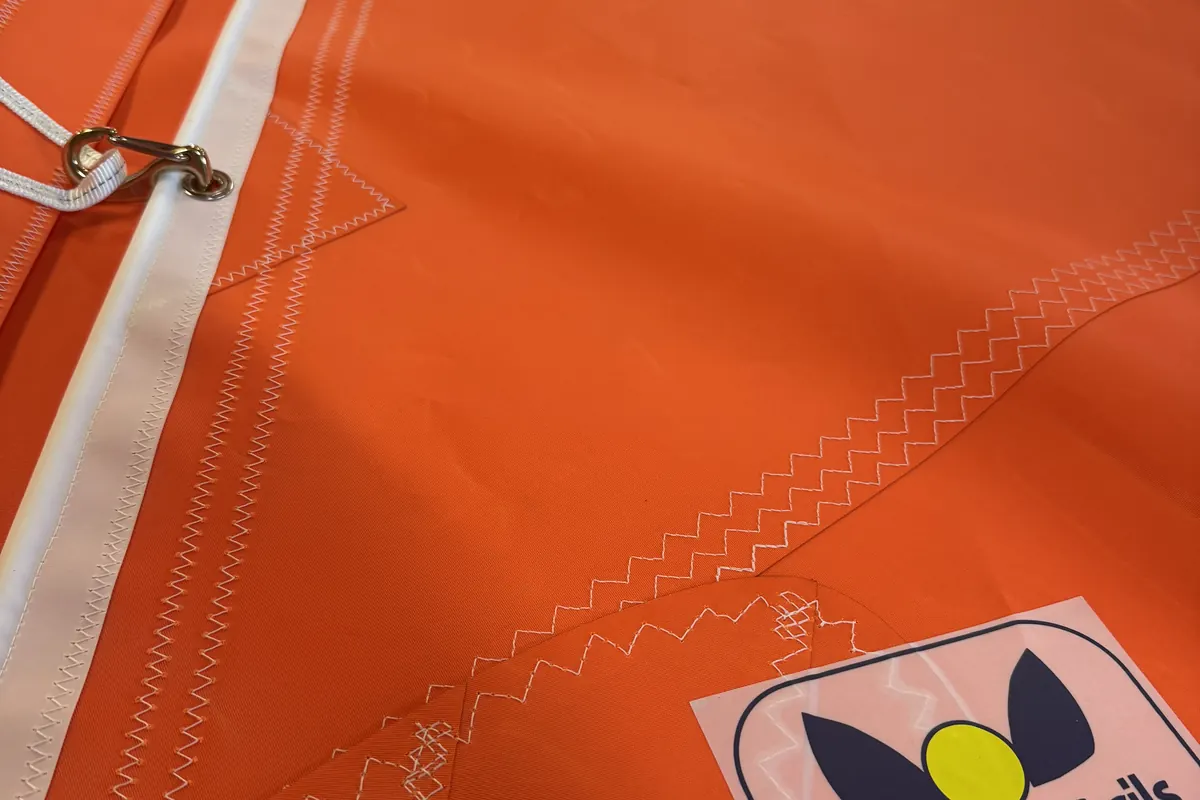 Detail van een dacron zeil met het merkteken van Hagoort Sails