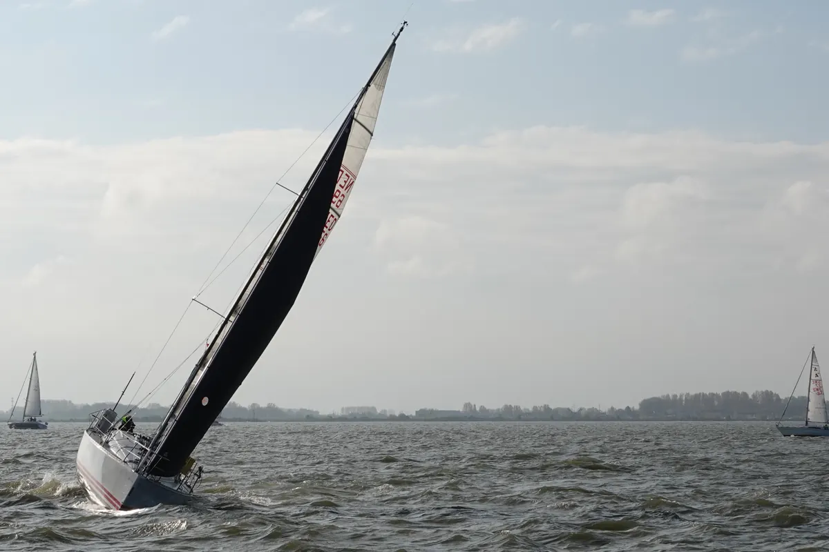 Laminaatzeilen aan de wind