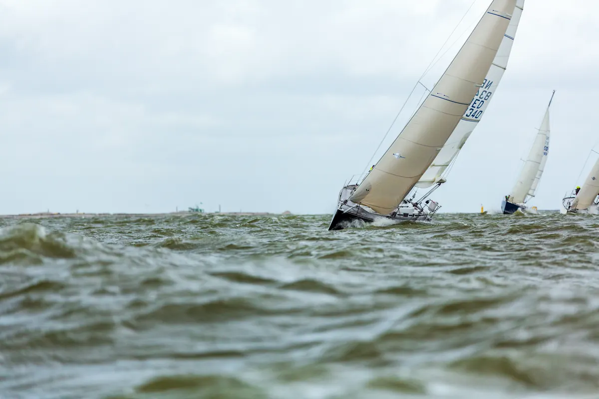 Offshore zeilen in een zeegang