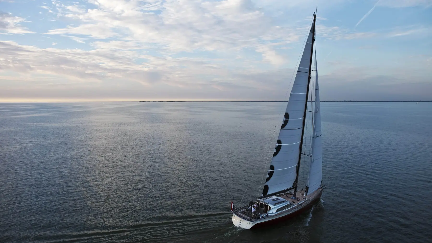 Zeiljacht onder zeil op open water