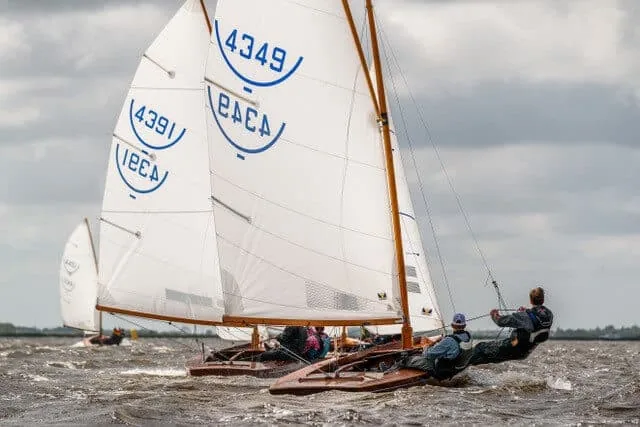 Eenheidsklasse zeilen op het water
