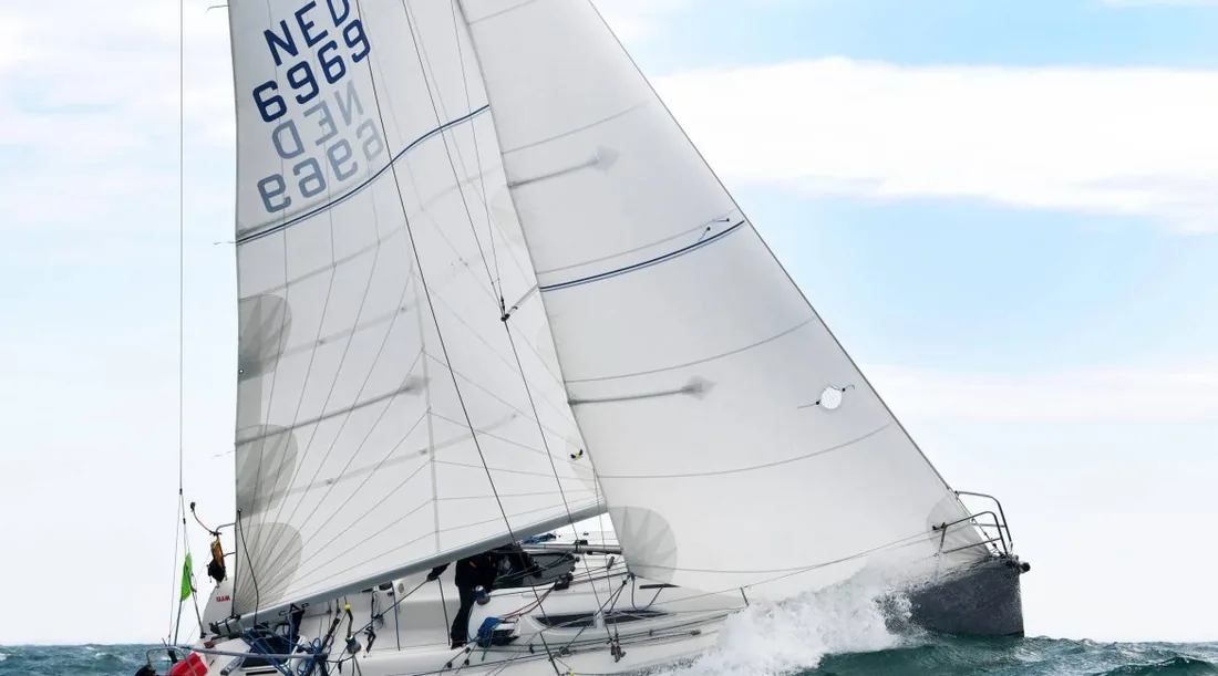 Offshore Performance zeilen op het water