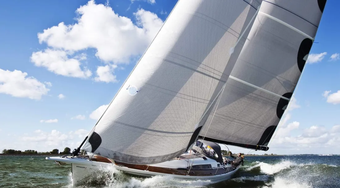 Race Hightec zeilen op het water