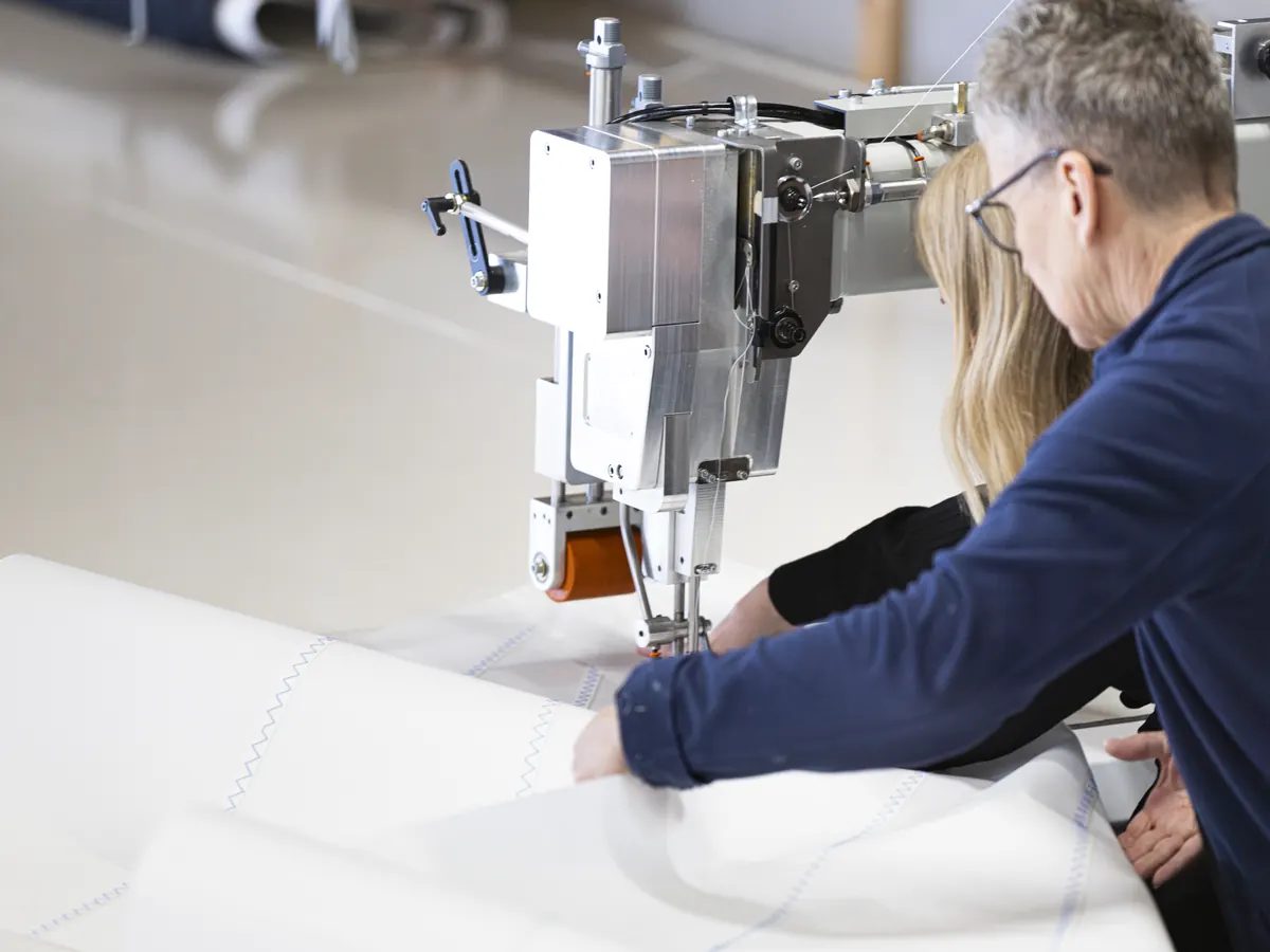 Reparatie van een zeil op de naaimachine in Benthuizen