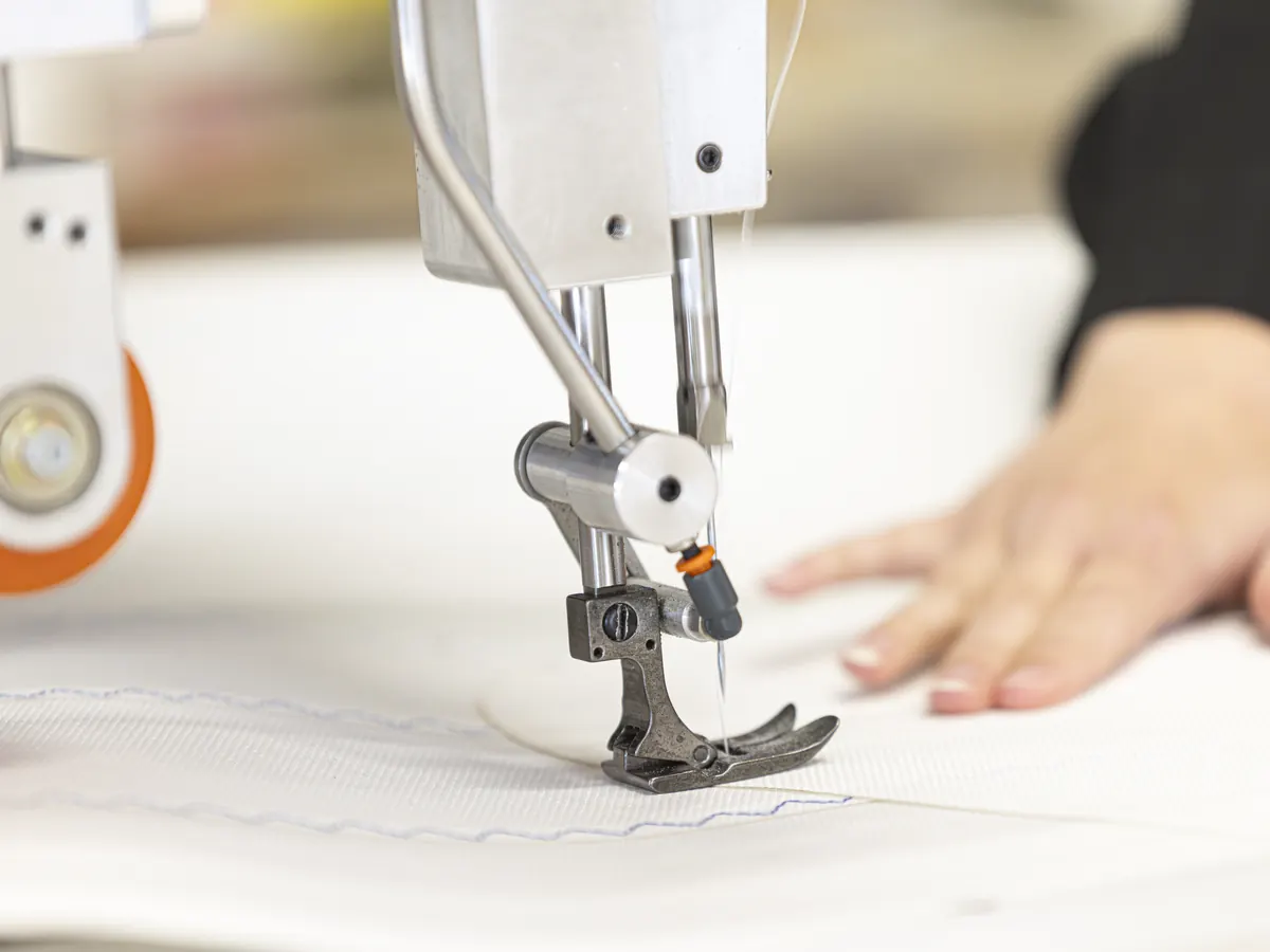 Stikken van een zeil op de naaimachine