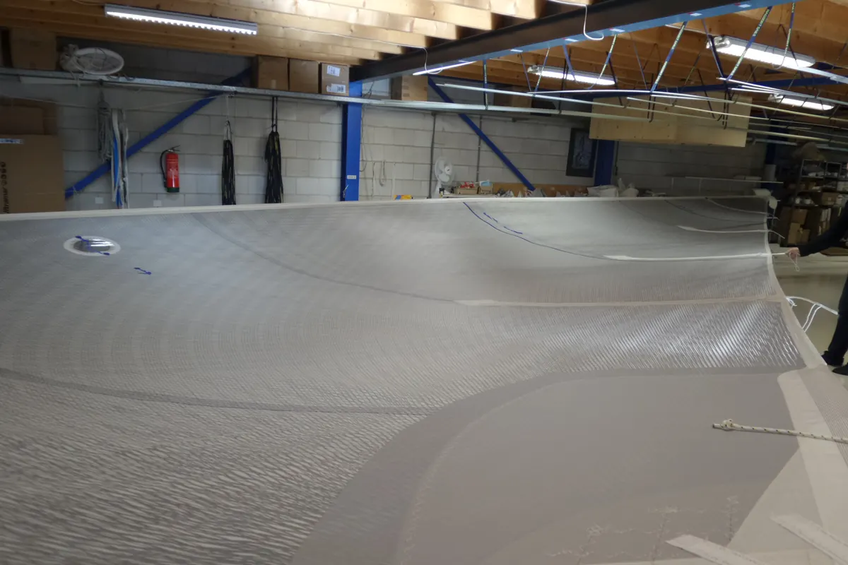 Een nieuw zeil hangt uit in de loft