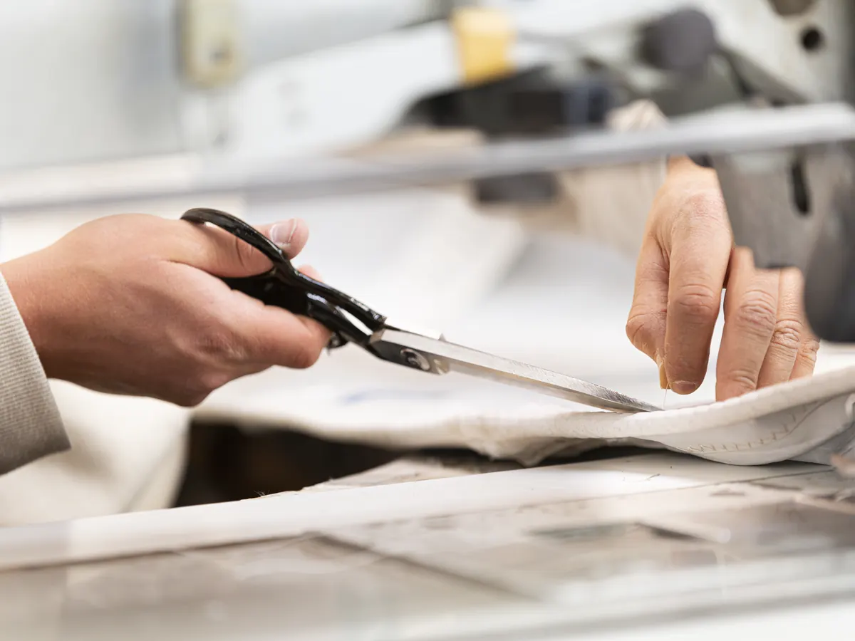 Zeildoek wordt met de hand op maat geknipt